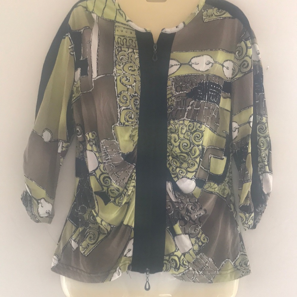 Blouse with designs. Zip up.